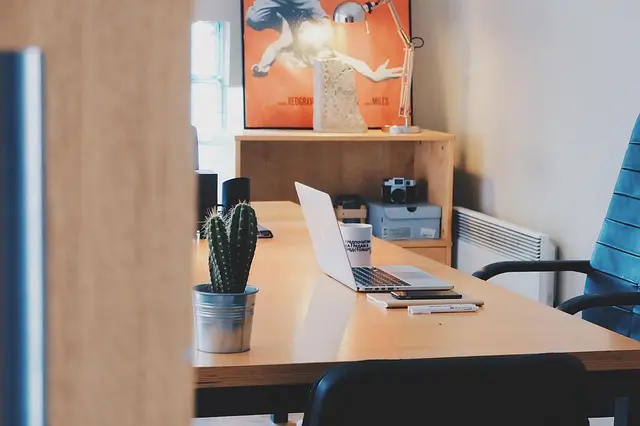 Cómo Combinar la Formación a Distancia con el Trabajo Efectivamente